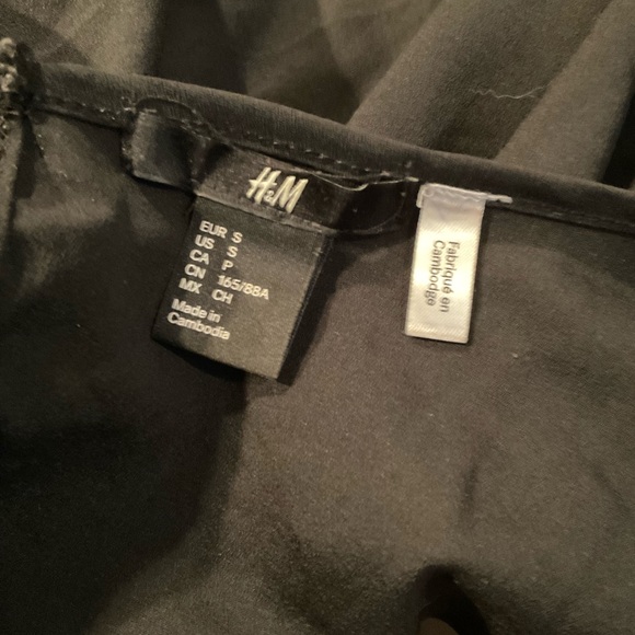 “H&M FLORAL SPLIT BACK “ Short Sleeved Top. - Picture 11 of 15